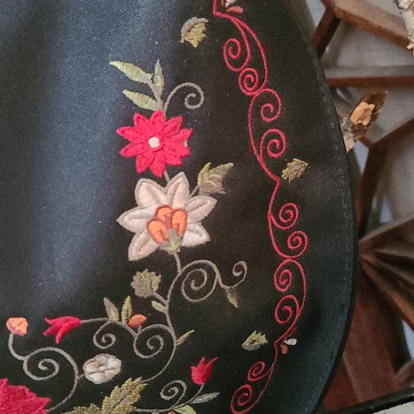 BEAUTIFUL BLACK EMBROIDERED ZIP TOP HANDBAG.MULTI - Picture 11 of 16